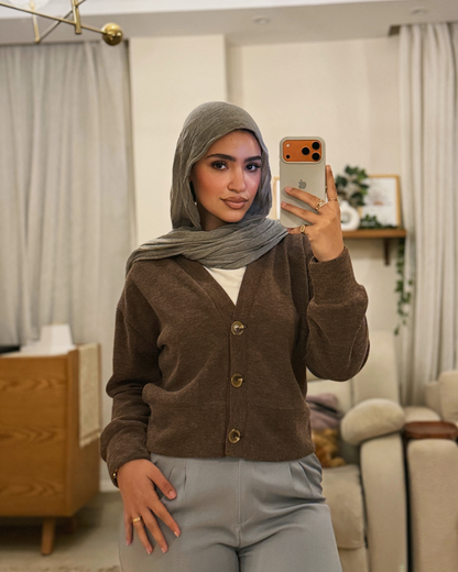 سويتر قصير بأزرار بني