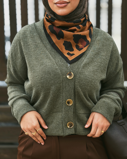 سويتر قصير بأزرار زيتي