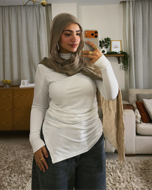 توب بأكمام طويلة وكسرات ابيض