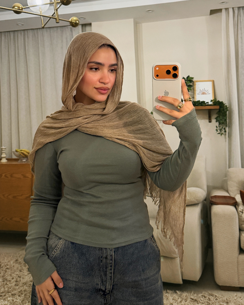 توب مضلع بأكمام طويلة زيتي