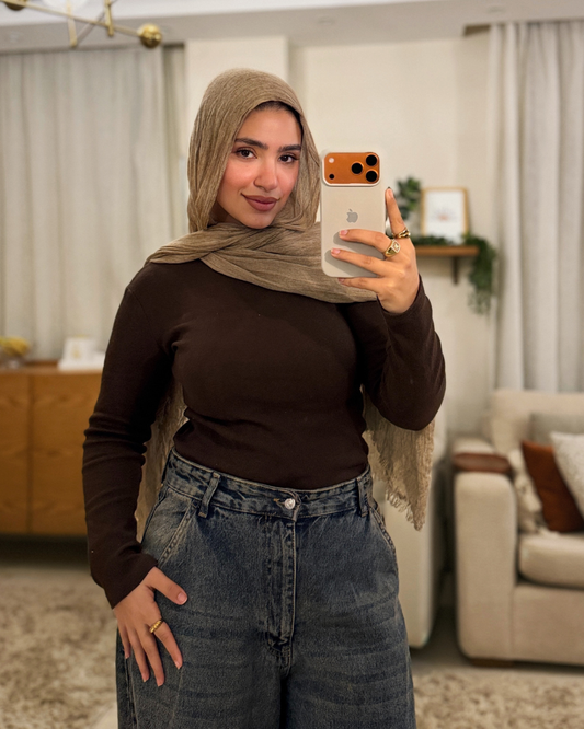 توب مضلع بأكمام طويلة بني