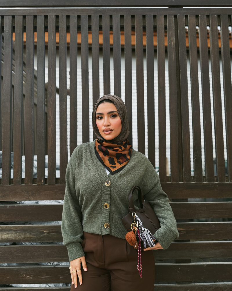 سويتر قصير بأزرار زيتي