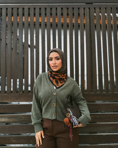 سويتر قصير بأزرار زيتي