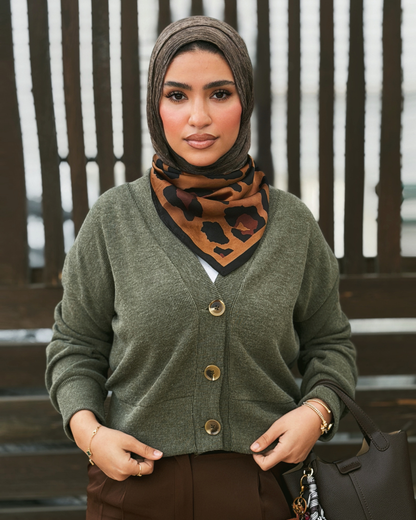 سويتر قصير بأزرار زيتي